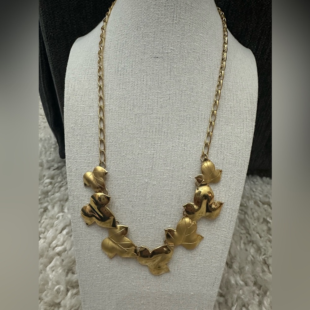 Elegant Vintage Gold Tone Leaf Necklace mark K on shield